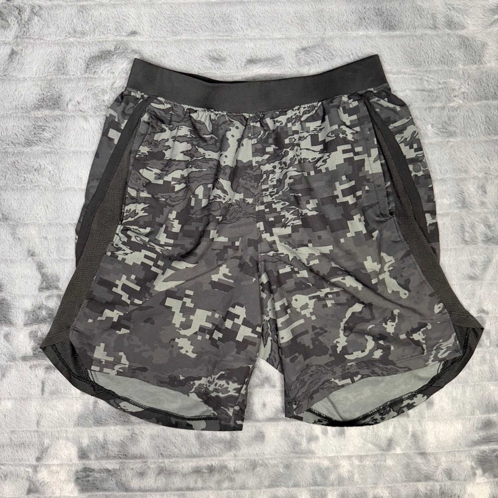 Under Armour HeatGear Mens Small Digital Camo Athletic Shorts Grey Black Fitted